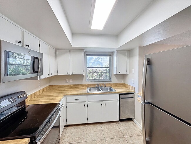 Building Photo - 10597 101st Ave