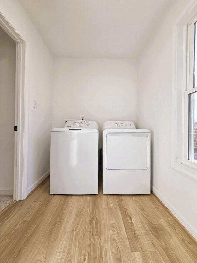 Building Photo - Large 3 story home located in Glenwood Park just minutes from downtown Richmond