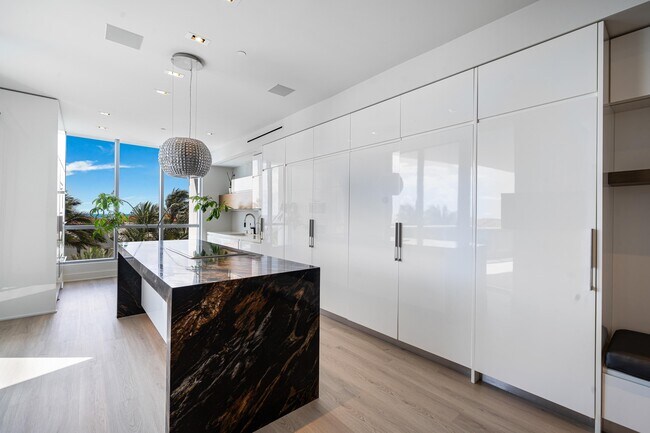 Building Photo - 5959 Collins Ave