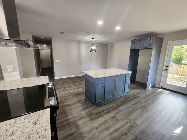 Building Photo - Move in ready. Fully remodeled