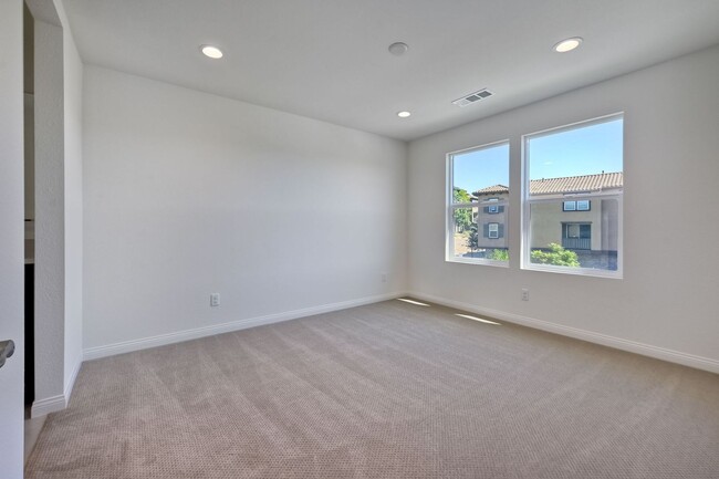 Building Photo - Available Now! 3 Story Townhome - New Construction!!