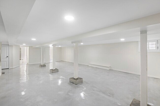 Building Photo - 600 67th St