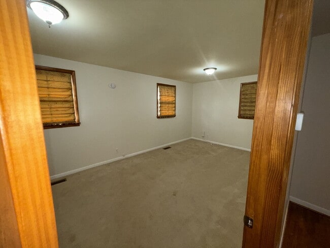 Building Photo - "Charming 2-Bed Home with Spacious 1700 Sq Ft Layout, FENCED yard!"