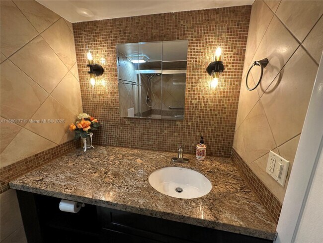 Building Photo - 6039 Collins Ave