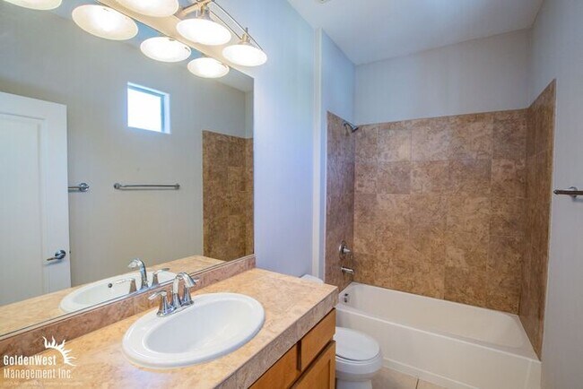 Building Photo - Beautiful Tri-level 3Bdm 3.5Ba Townhome ne...