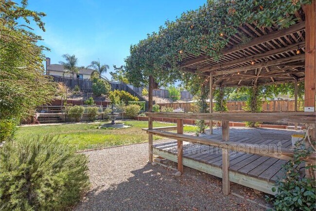 Building Photo - 512 Bluerock Dr