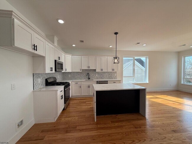 Building Photo - 223 Monroe Ave