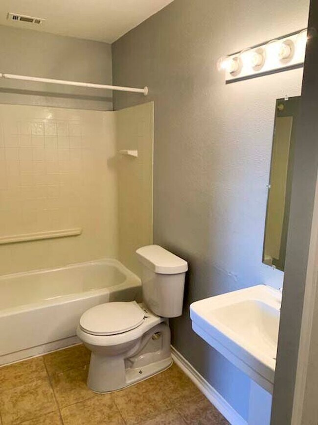 Building Photo - Ready for Move In  Nice & Clean 1 Bedroom ...