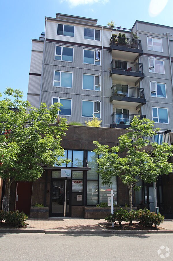 Building Photo - LIKE NEW, 1 BED, 1 BATH CONDO W HIGH END F...