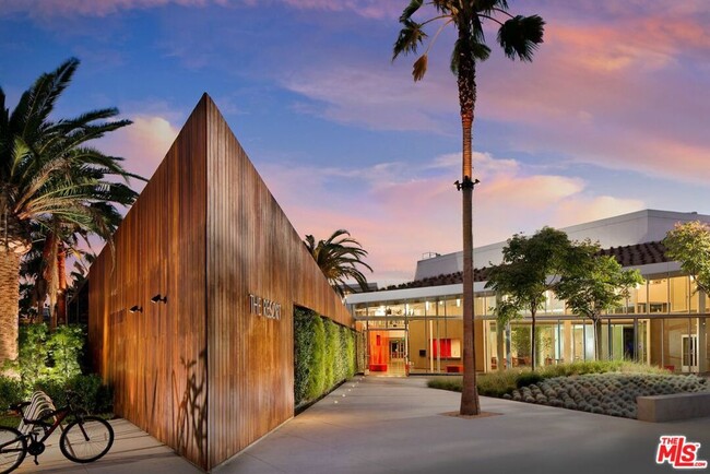 Building Photo - 6241 Crescent Park W