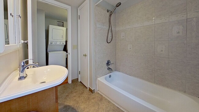 Building Photo - Cute and Charming Renovated Apartment!