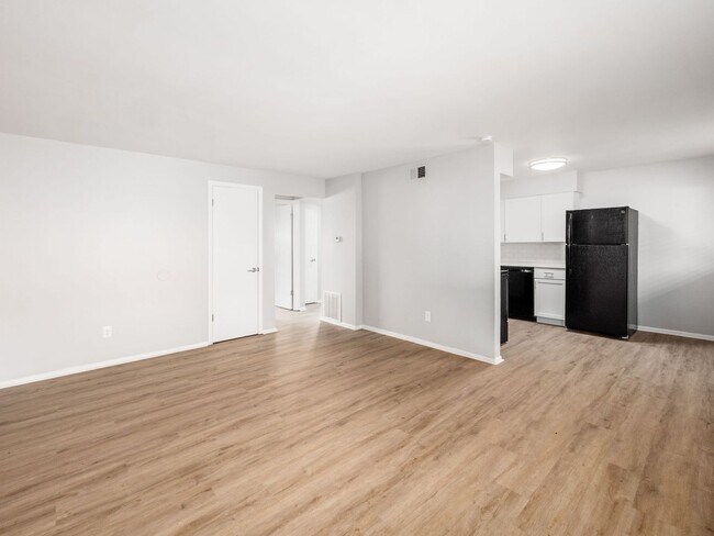 Building Photo - 593 Riverview Dr