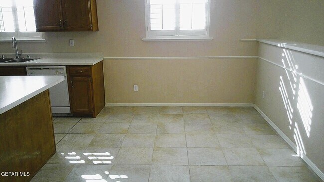 Building Photo - 901 Las Aves Pl