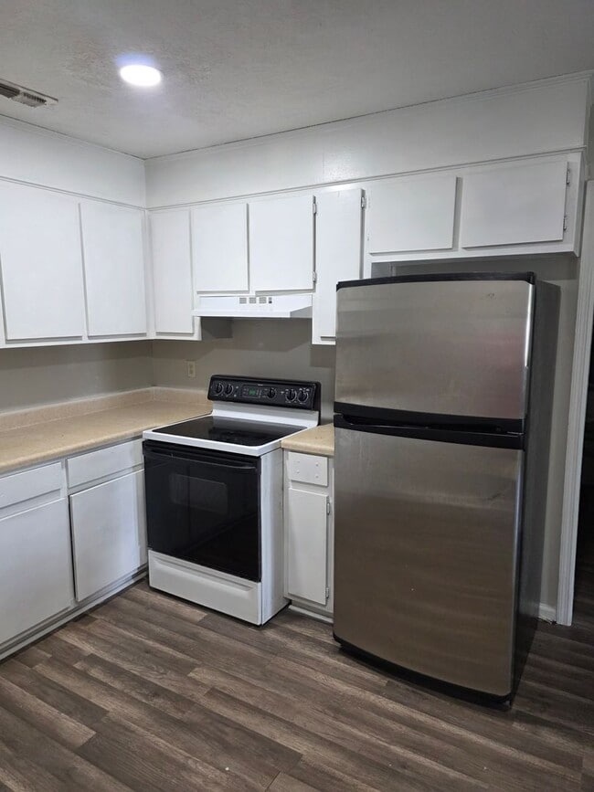 Building Photo - 3 Bedroom End Unit