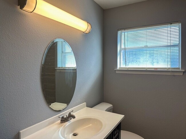 Building Photo - 3 Bedroom / 2 Bath / 2 Car Garage in Quiet...