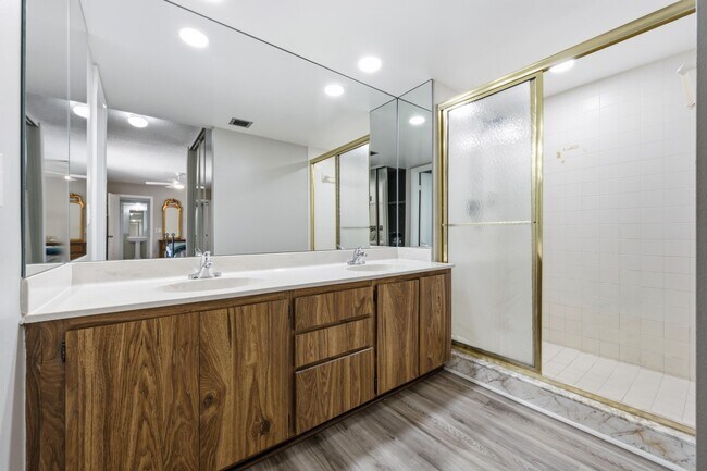 Building Photo - 605 6th Terrace