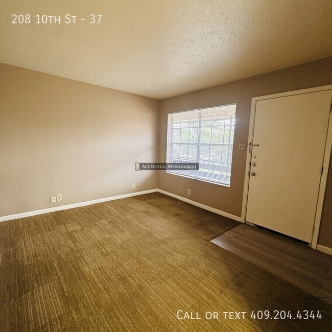 Building Photo - 208 N 10th St