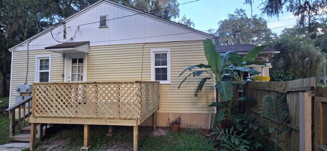 Building Photo - 8743 Buttercup St