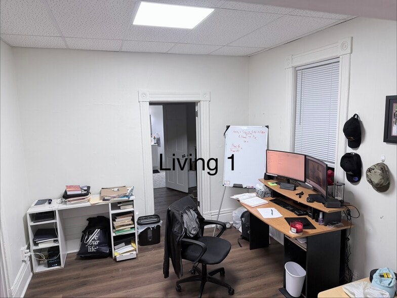 Building Photo - 10 E 5th St