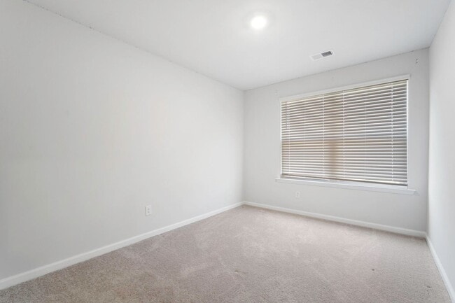 Building Photo - Beautiful 4-Bedroom 2.5 Bath Townhome