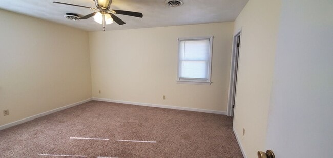 Building Photo - Spacious Home Ready For Move In