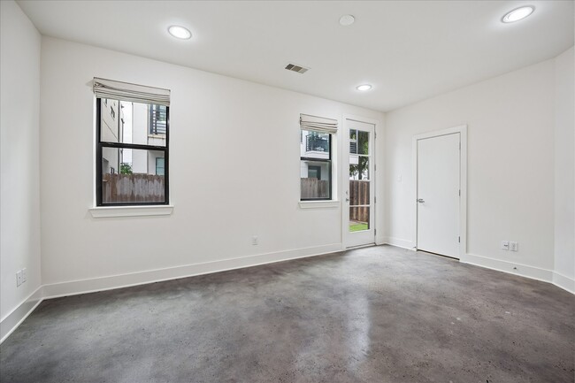 Building Photo - 1619 Alamo St