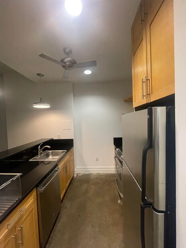 Building Photo - 150 Bay St