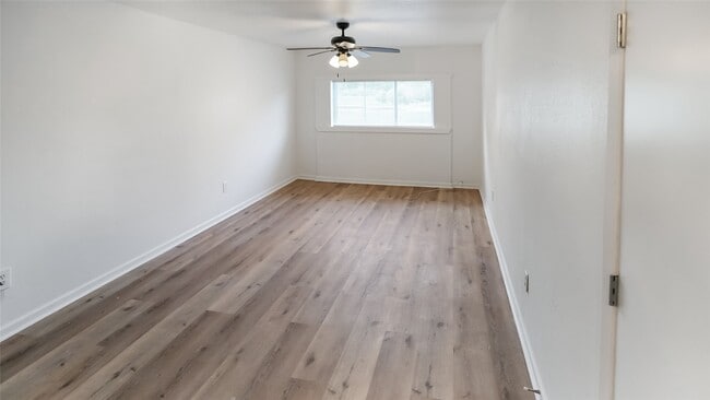 Building Photo - 4802 Scenic Dr