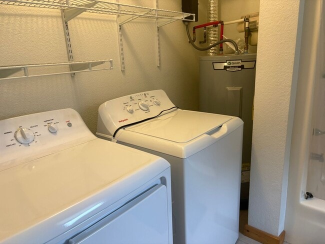 Building Photo - 1 Bedroom 1 Bath Available Now for Year Round Rental! $975/mo