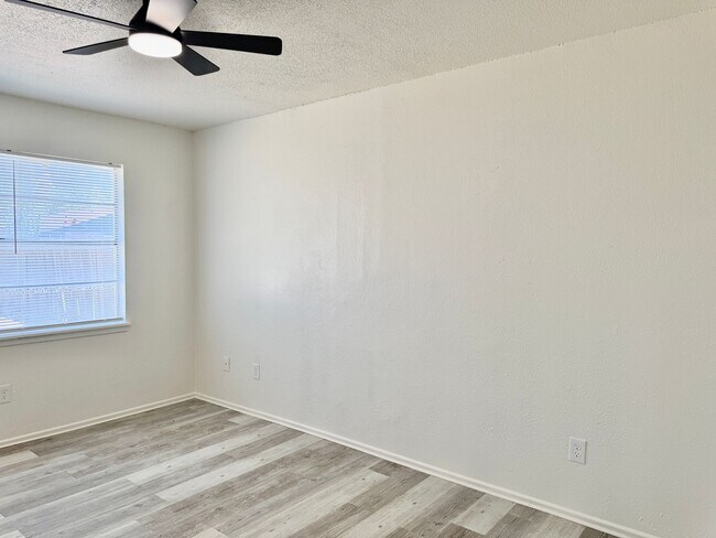 Building Photo - Updated 3/1.5 with Bonus Room in North by Northwest!