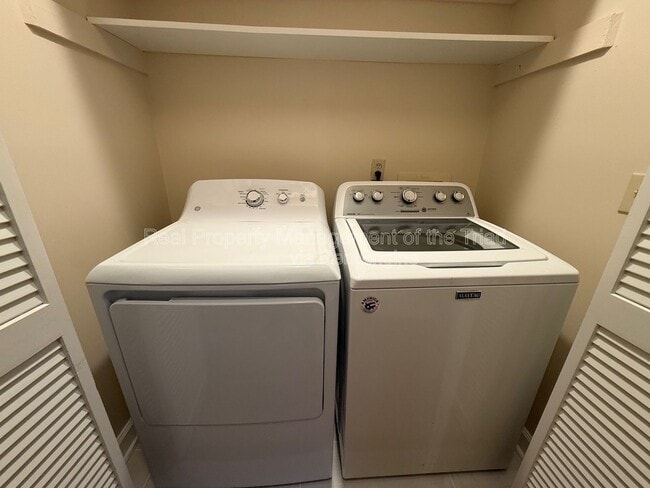 Building Photo - 230 Oakwood Ct