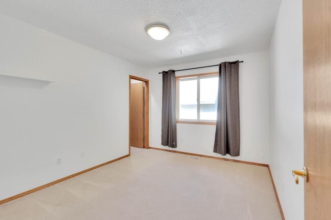 Building Photo - Bright, roomy 3-bdrm/2-bath home w/ office...