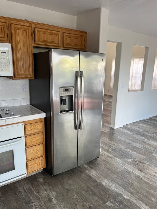 Building Photo - Spacious 4br/3ba Single Family Residence i...