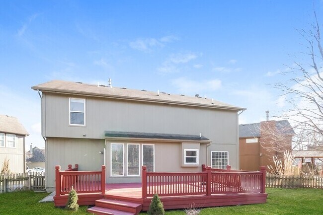 Building Photo - Spacious 4 Bedroom Home