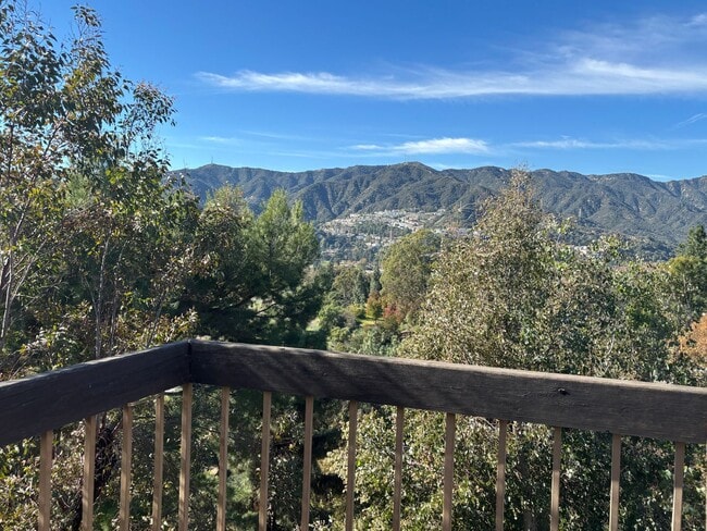 Building Photo - Gorgeous condo with Amazing Views!