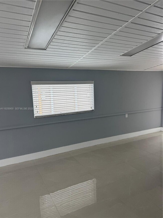 Building Photo - 881 Hialeah Dr