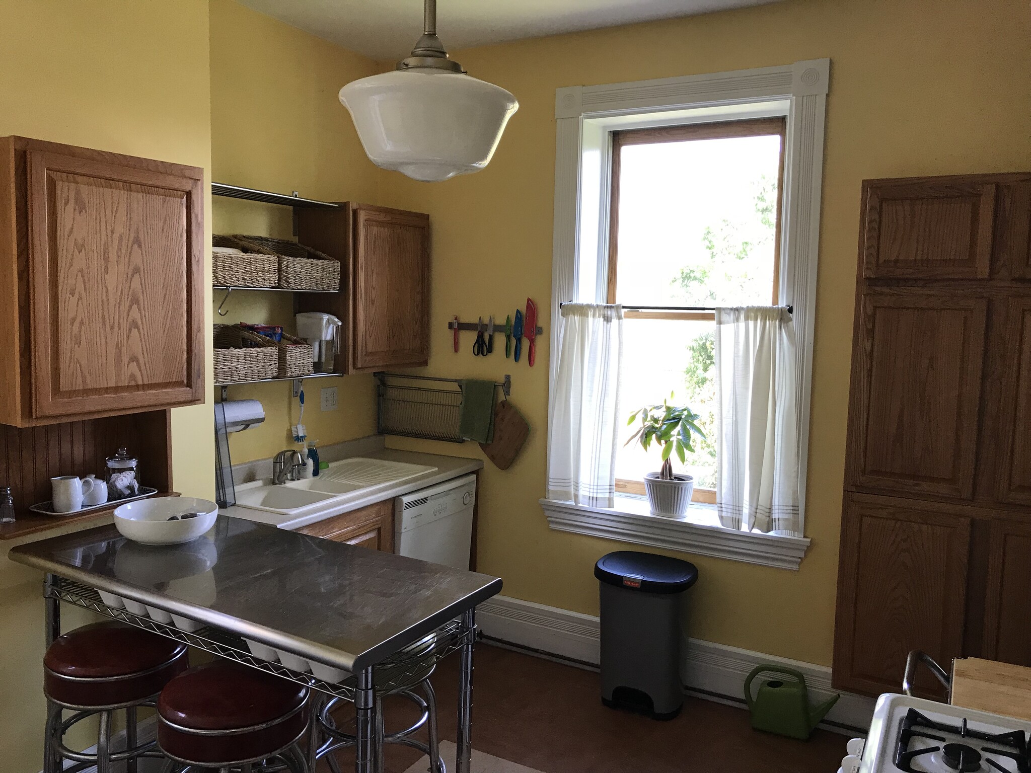 Fully equipped eat-in kitchen. Dimensions (in U.S. feet): 11' x 12’. Appliances: refrigerator, dishwasher, disposer, gas range, microwave. Kitchen equipment: coffee press, blender, toaster, hand mixer, dishes, cups, glasses, silverware, knives, salad spinner, storage containers, cookware, bakewa... - 3284 Dawson Street