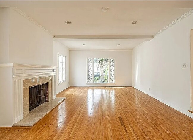Building Photo - 202 S Arnaz Dr
