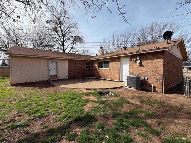 Building Photo - 5119 Parklane Dr