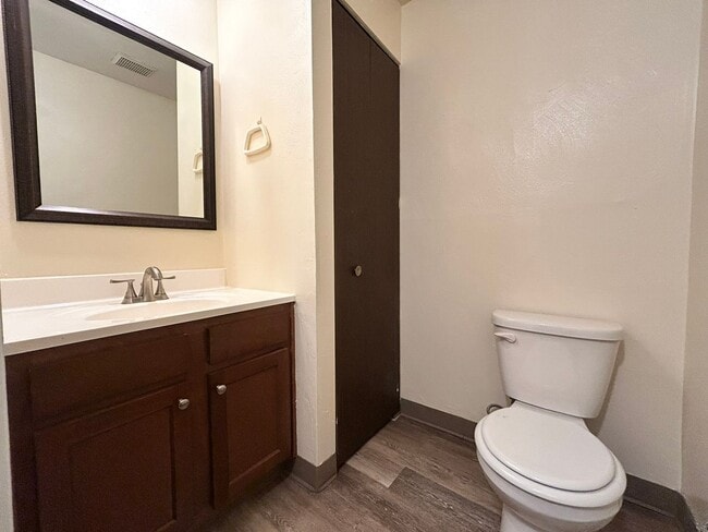 Building Photo - 602 Kellywood Manor