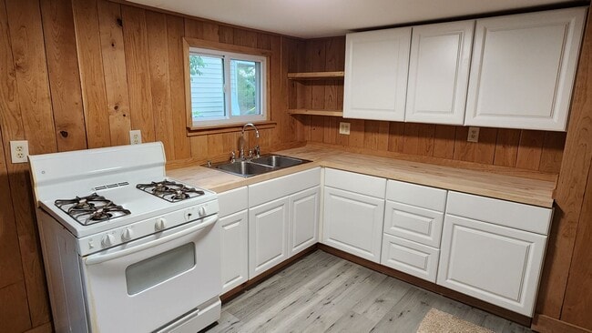 Building Photo - Four bedroom house available now  in Bradford PA! Home has been recently remodeled and is ready t...