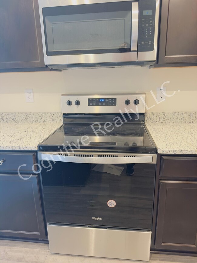 Building Photo - 819 McKenzie Pk Ter