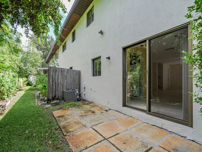 Building Photo - 1055 6th Ave