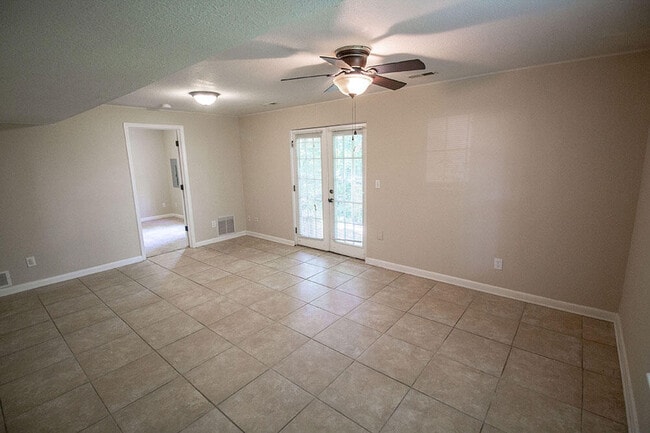 Building Photo - 1329 Valley Creek Ln