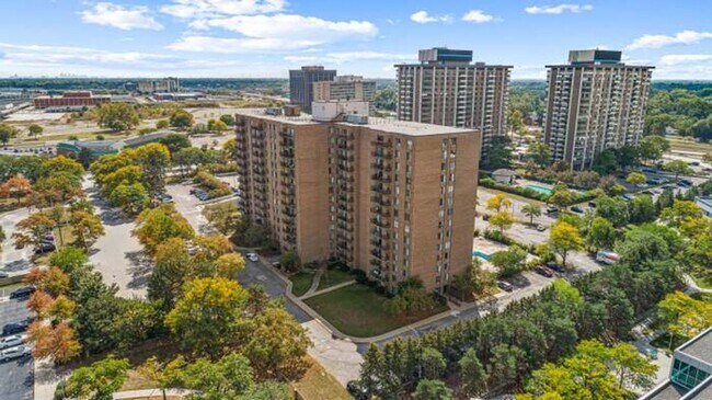 Building Photo - 16400 N Park Dr