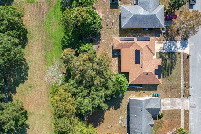 Building Photo - 3 bedroom 2 bath home with solar panels, workshop, large backyard and Florida Room!