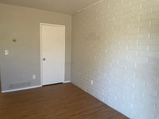 Building Photo - Adorable two bedroom townhome-Free rent through the end of February!