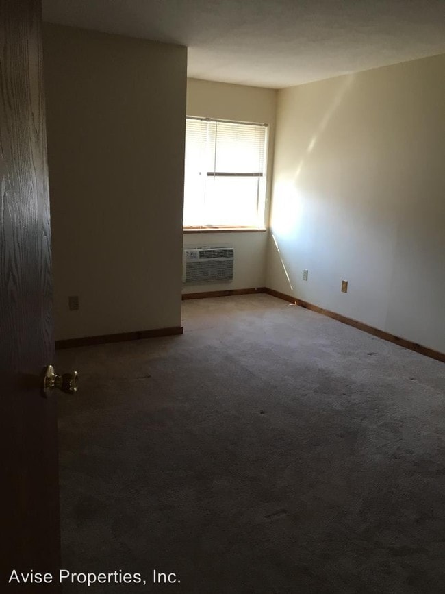 Building Photo - 52 Village Green Rd