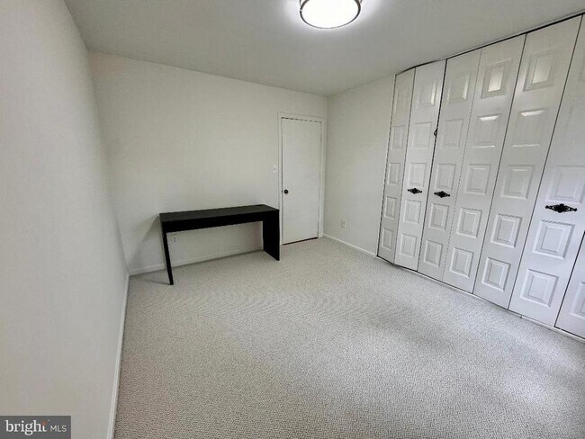 Building Photo - 15712 Edgewood Dr