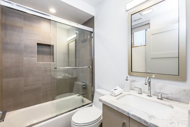 Building Photo - Stunning home in Studio City!